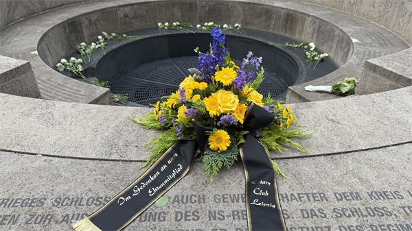 Goerdlerdenkmal am Neuen Rathaus in Leipzig mit Blumen